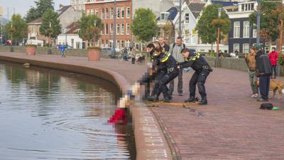 Politieagenten hebben maandagmiddag een te water geraakte man in de Overschiesestraat in Schiedam uit het water gered. 