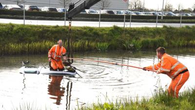 Hengelen naar collega bij auto te water