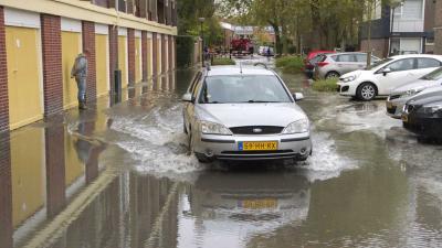 Straten Vlaardingen blank na grote breuk in waterleiding