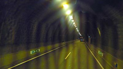 Vrouw en dochtertje keren in Westerscheldetunnel en rijden tegen verkeer in