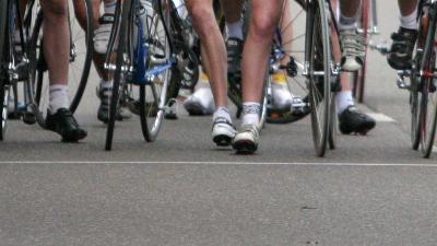 Busje rijdt in op groep wielrenners in Zundert en gaat er van door