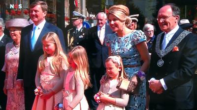 Foto van Willem-Alexander, Maxima en prinsesjes in Amstelveen | NOS