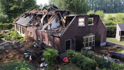 Brand verwoest dubbele woonboerderij Sint-Oedenrode
