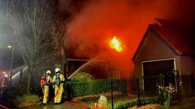 Drentse woonboerderij door forse brand in de as gelegd