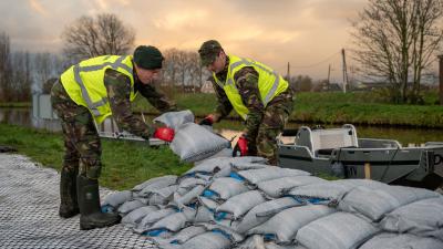 Militairen leggen zandzakker