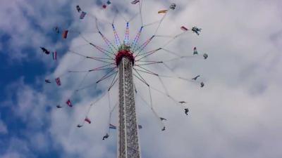 Brandweer redt personen uit stilstaande zweefmolen op kermis in Amsterdam