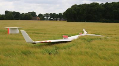 Foto van zweefvliegtuig in korenveld | Herman van Oost | www.vanoostfotografie.nl