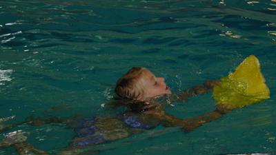 Foto van kind zwemles met drijfplank | Archief EHF